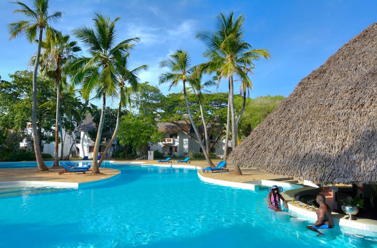 Diamonds Leisure Beach & Golf Resort Diani Beach Bagian luar foto The swimming pool at the hotel