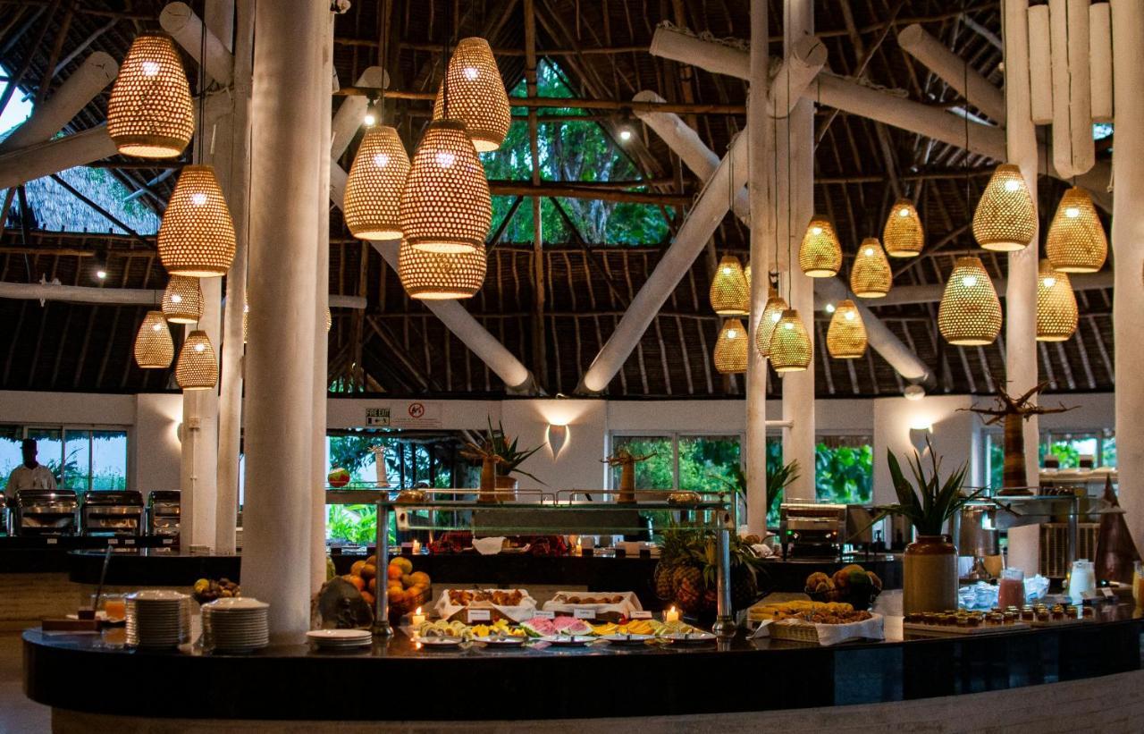 Diamonds Leisure Beach & Golf Resort Diani Beach Bagian luar foto The buffet at the resort