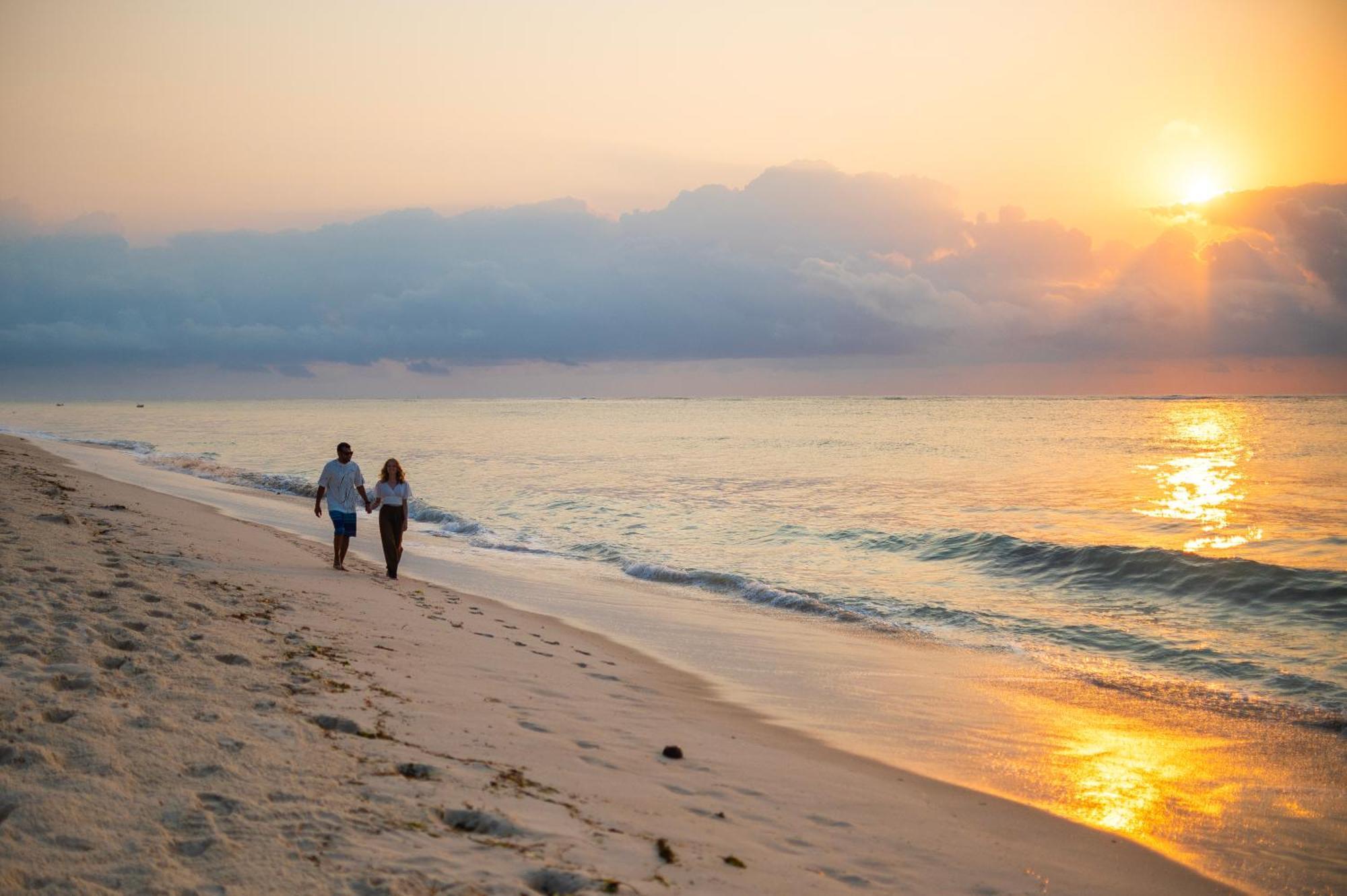 Diamonds Leisure Beach & Golf Resort Diani Beach Bagian luar foto Sunset at the beach