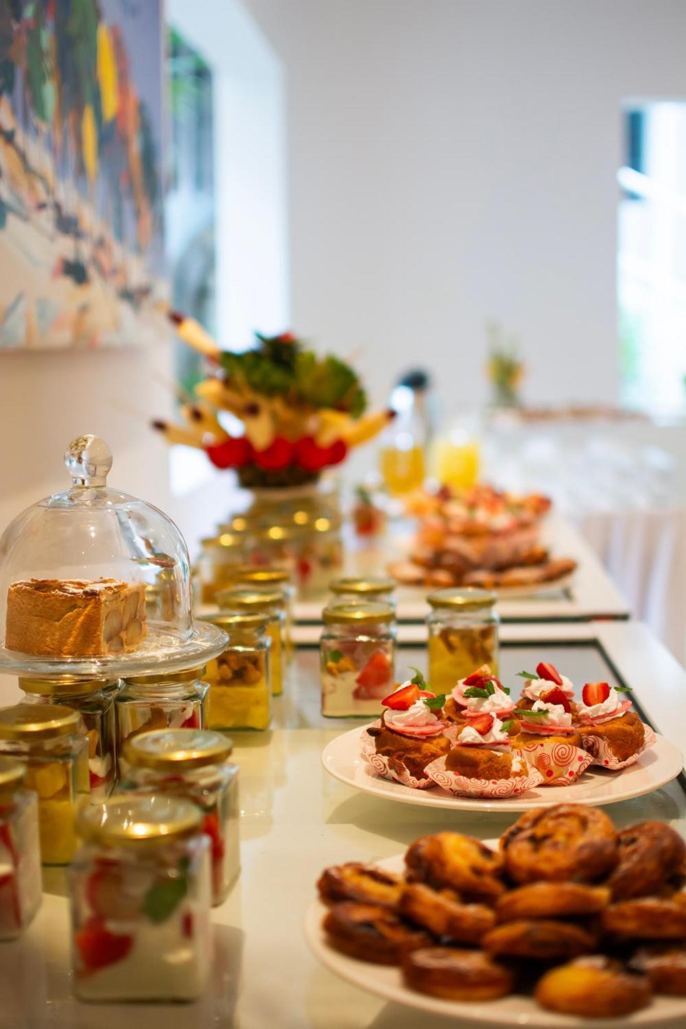 Diamonds Leisure Beach & Golf Resort Diani Beach Bagian luar foto A buffet at a hotel